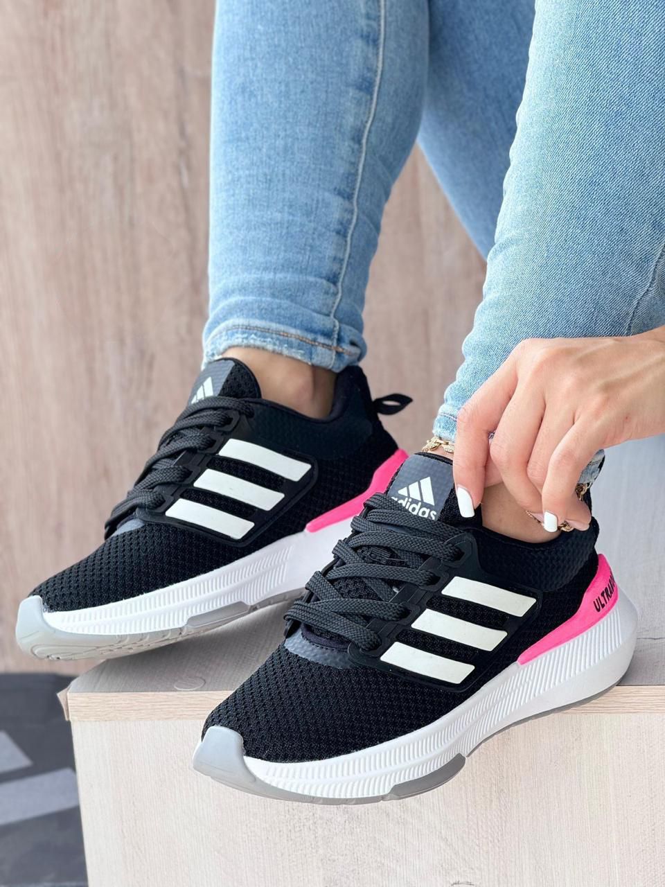 ADIDAS UltraBoost - DESCUENTO